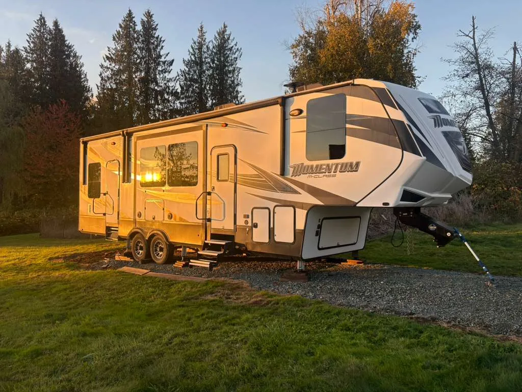Fifth wheel landing gear and leveling service in a Florida driveway